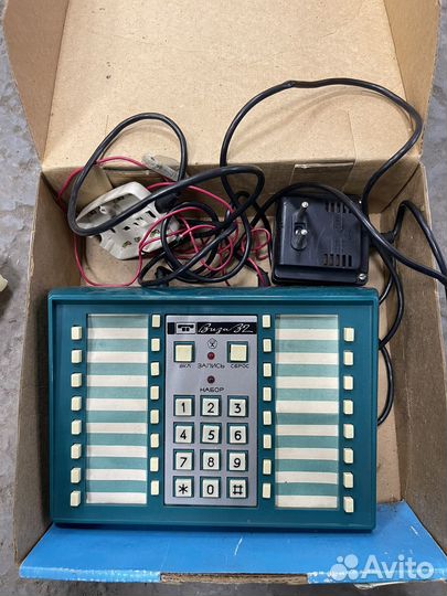 Старый проводной телефон