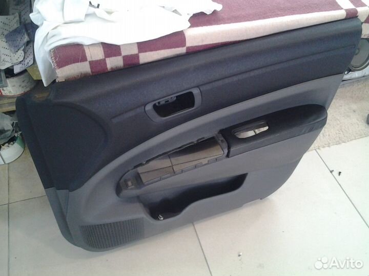 Тойота Приус2003г-2009г. Обшивка двери пер.правой