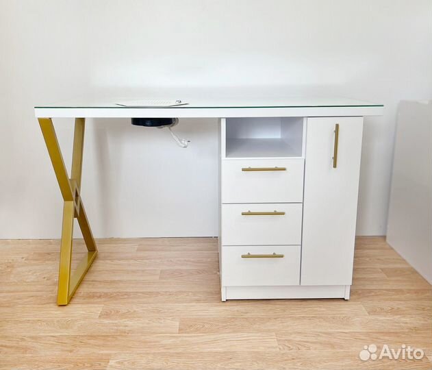 Маникюрные столы с металлической ножкой