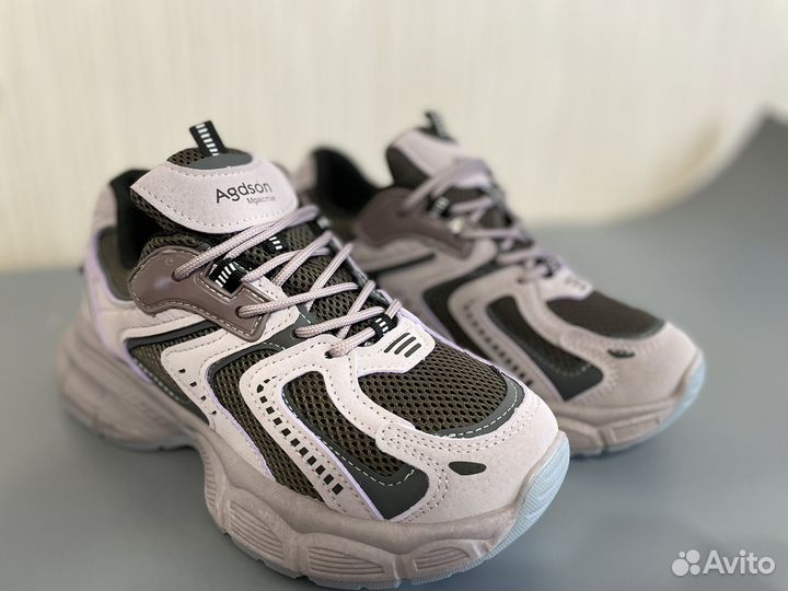 Кроссовки новые женские