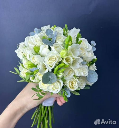 Букет невесты из кустовых роз и фрезий