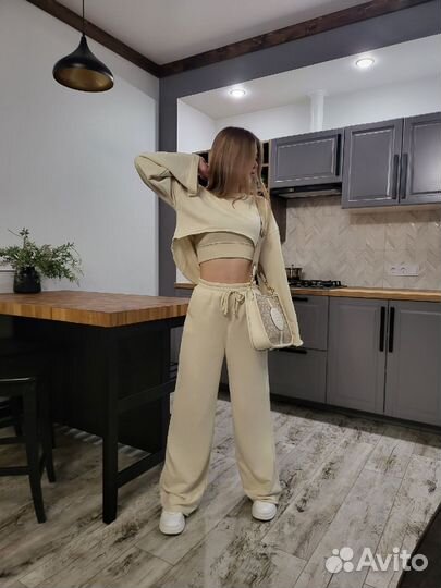 Женский спортивный костюм