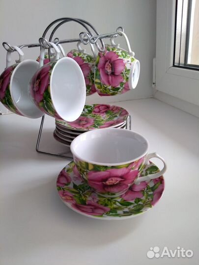 Чайные чашки на подставке