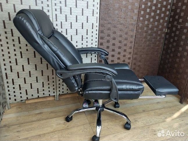 Офисное кресло с подножкой