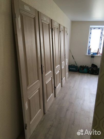 Двери со склада белые и под дерево