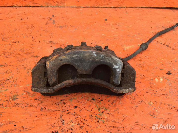 Суппорт передний правый Kia Carnival