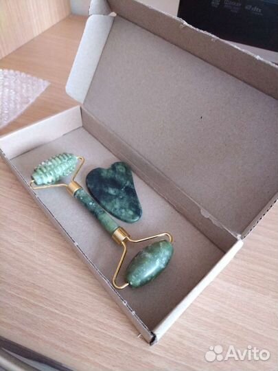 Массажер для лица гуаши