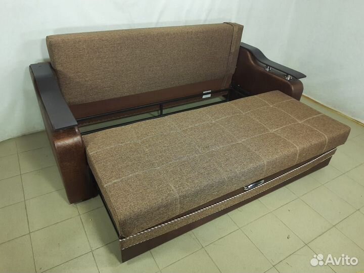 Диван на металлокаркасе