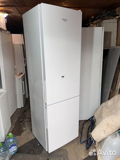 Холодильник Hotpoint Ariston HF4200W