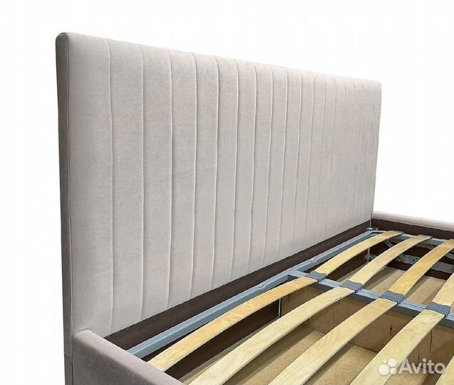 Кровать с мягким изголовьем