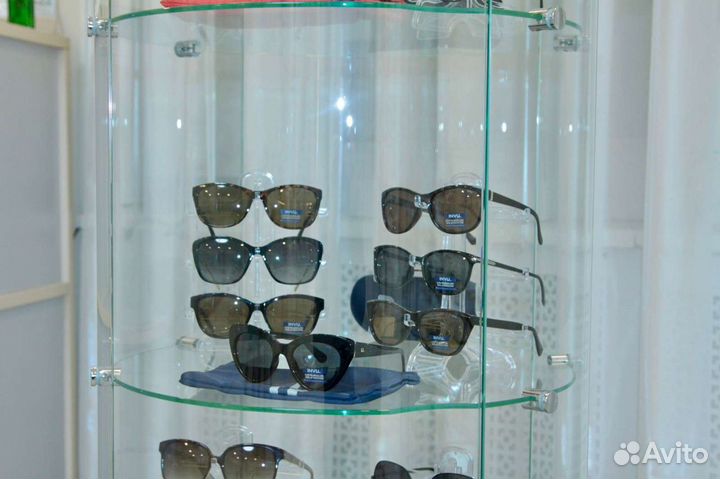 Витрина стеклянная для оптики