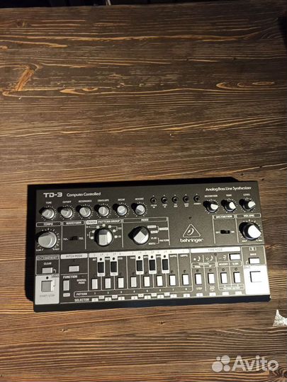 Аналоговый синтезатор behringer TD-3-BK