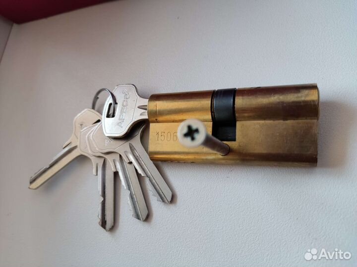 Цилиндровый механизм от дверного замка apecs