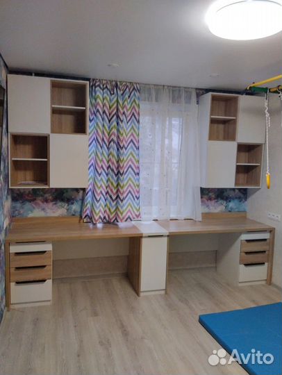 Уголок школьника около окна