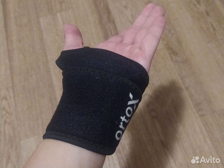 Кистевой бандаж (фиксатор)