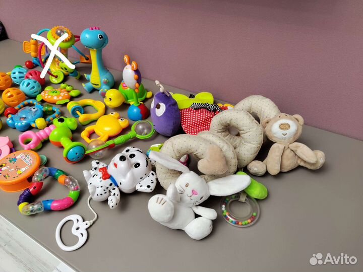 Набор погремушек и игрушек для малышей