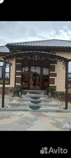 Козырёк над дверью