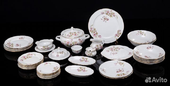 Сервиз обеденный на 6 персон, украшенный цветочным