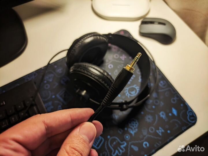 Студийные наушники Samson SR850