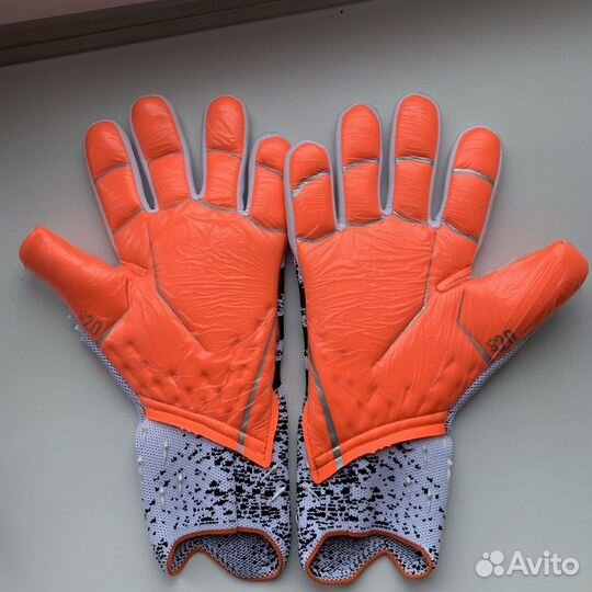 Вратарские перчатки