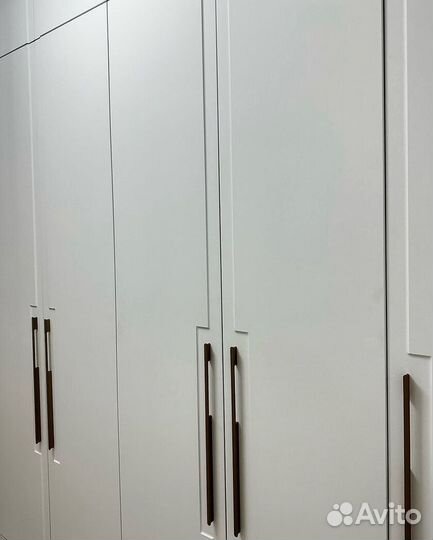 Шкаф в прихожую до потолка