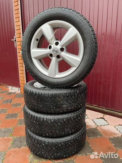Шипованные шины на дисках 215/60 R17 для Nissan