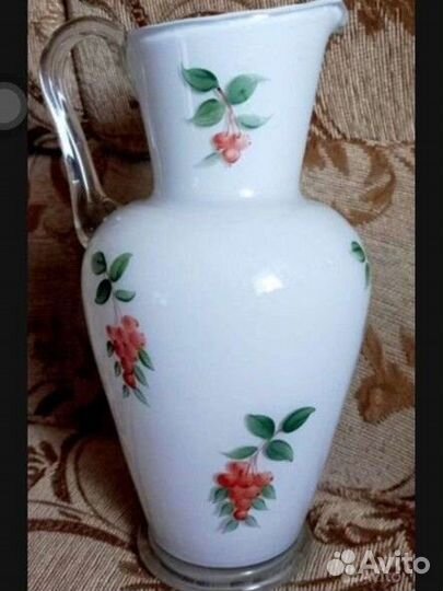 Кувшин из молочного стекла