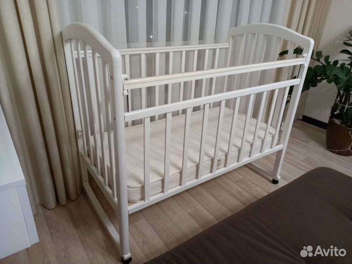 Детская кроватка с матрасом