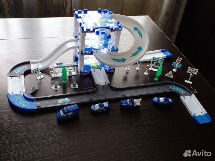 Трек с машинками и дорожными знаками