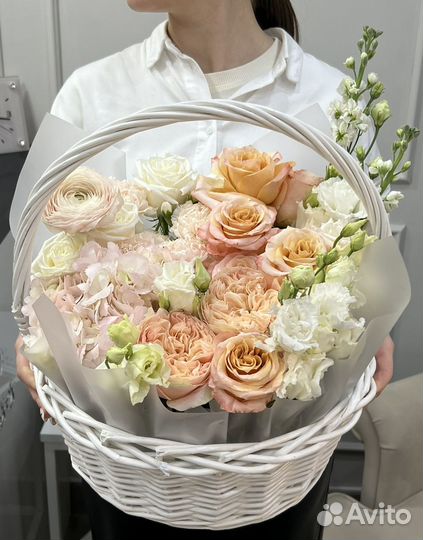 Корзина с цветами живыми