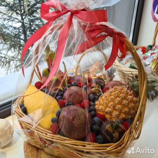 Корзина с экзотическими фруктами Таиланда