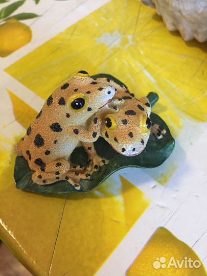 Лягушка из глины или гипса, маленькая фигурка для