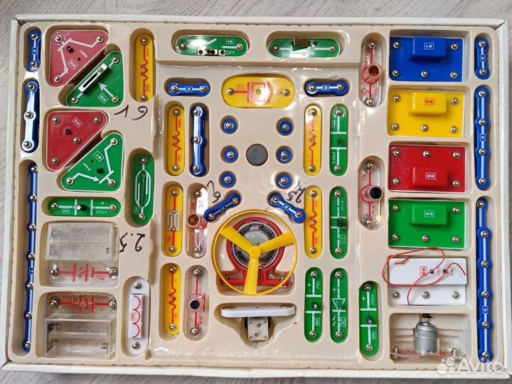 Электронный конструктор Знаток 320 схем