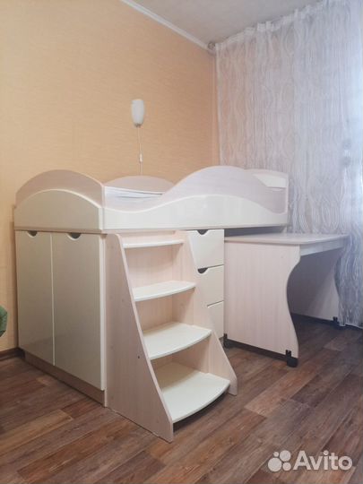 Детская кровать чердак со столом и шкафом