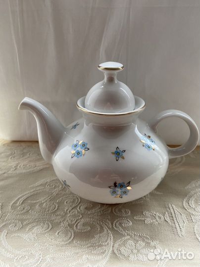 Заварочный чайник и сахарница