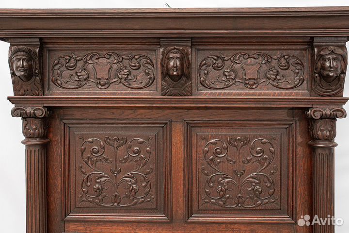 Большое зеркало в резной раме