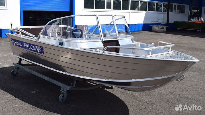 Новая лодка Wyatboat 430 DCM с рулевым управлением