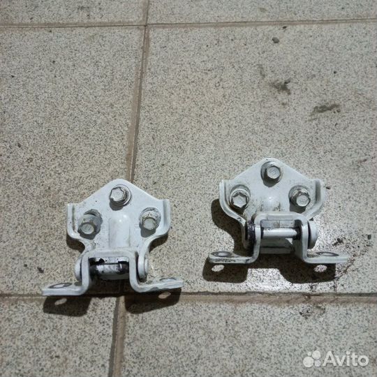 Петля двери передняя левая Hyundai Hd78 D4DD 2010