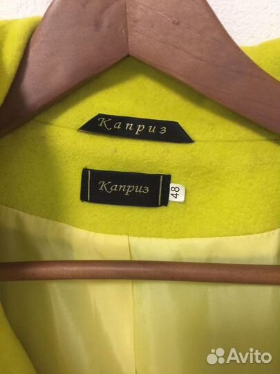 Полупальто лимонного цвета