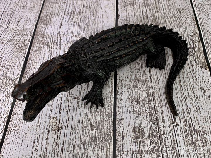 Сувенир фигурка крокодил из Индонезии