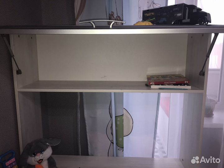 Угловой письменный стол с полками