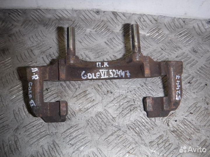 VW Golf 6 Скоба суппорта переднего