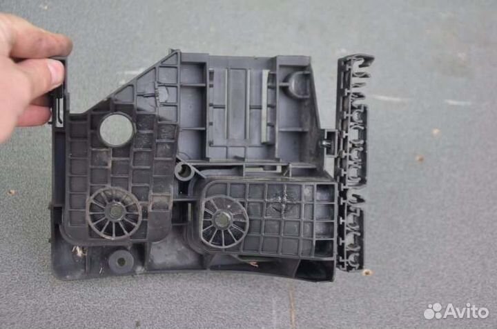 Кронштейн блока предохранителей Skoda Octavia