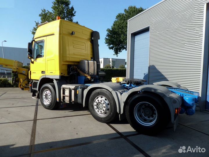 Pазбираем грузовик Mercedes-Benz Actros mpiii 2009