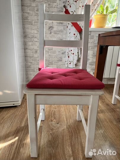 Стол и стулья