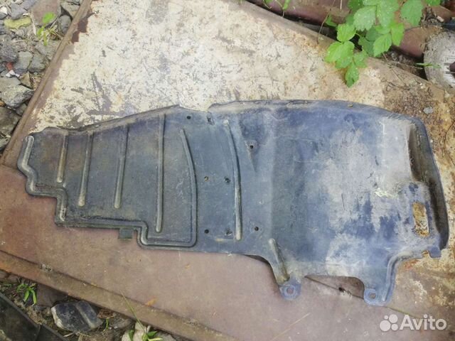 Пыльник двигателя Митсубиси Лансер 9