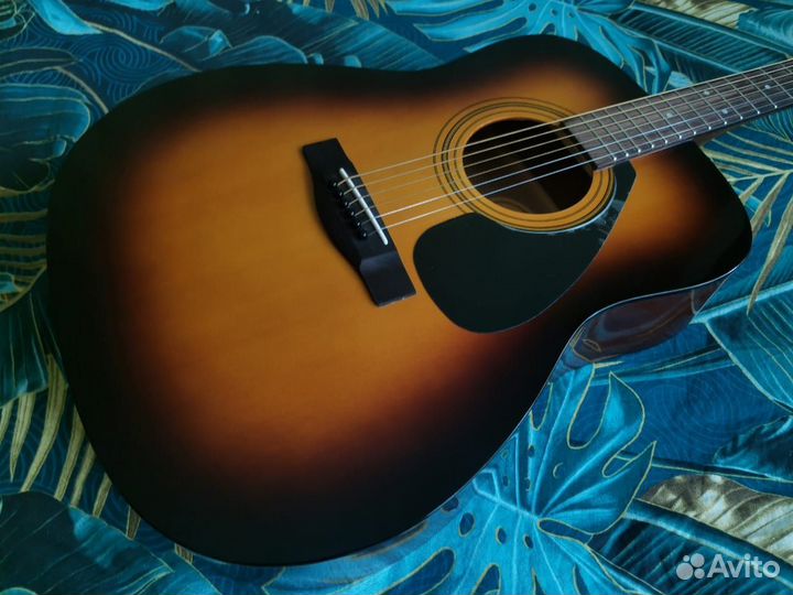 Электрогитара новая с чехлом и аксессуарами