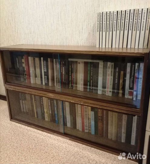 Полки вместе с книгами и по отдельности