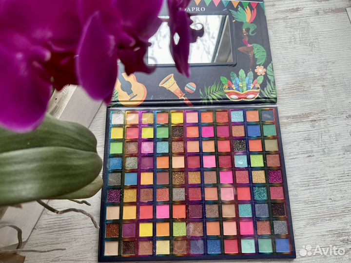 Палитра теней для век яркая большая