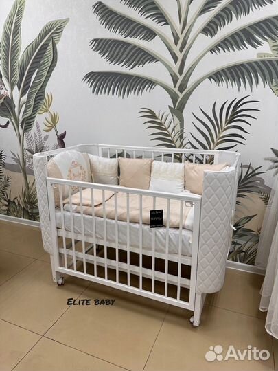 Кроватка для новорождённого на маятнике с колесами